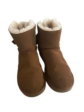 UGG Bailey Bow Chestnut Brown Shearling-Lined Short Boots Women Size 8